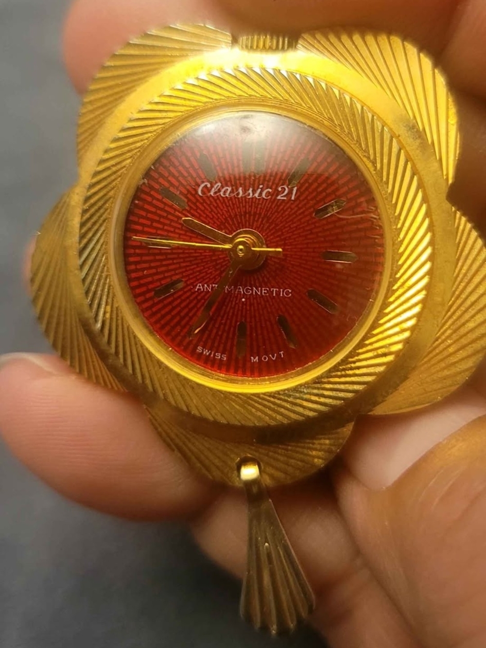 ✨️✨️Sale✨️✨️ Vintage Unique Classic 21 Gold-Tone Red Dial Pendant Watch